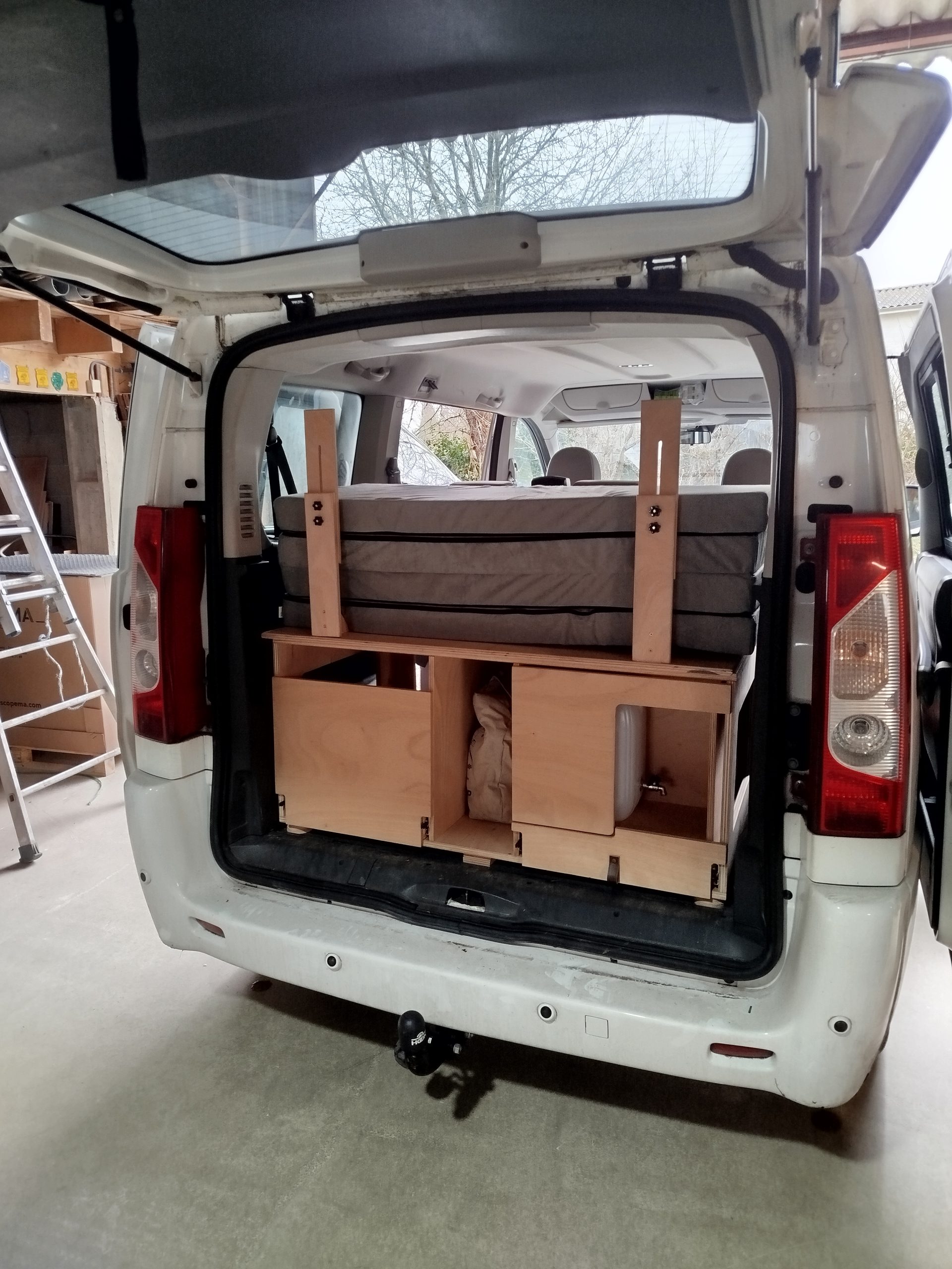 camping box sur mesure plié dans un kangoo